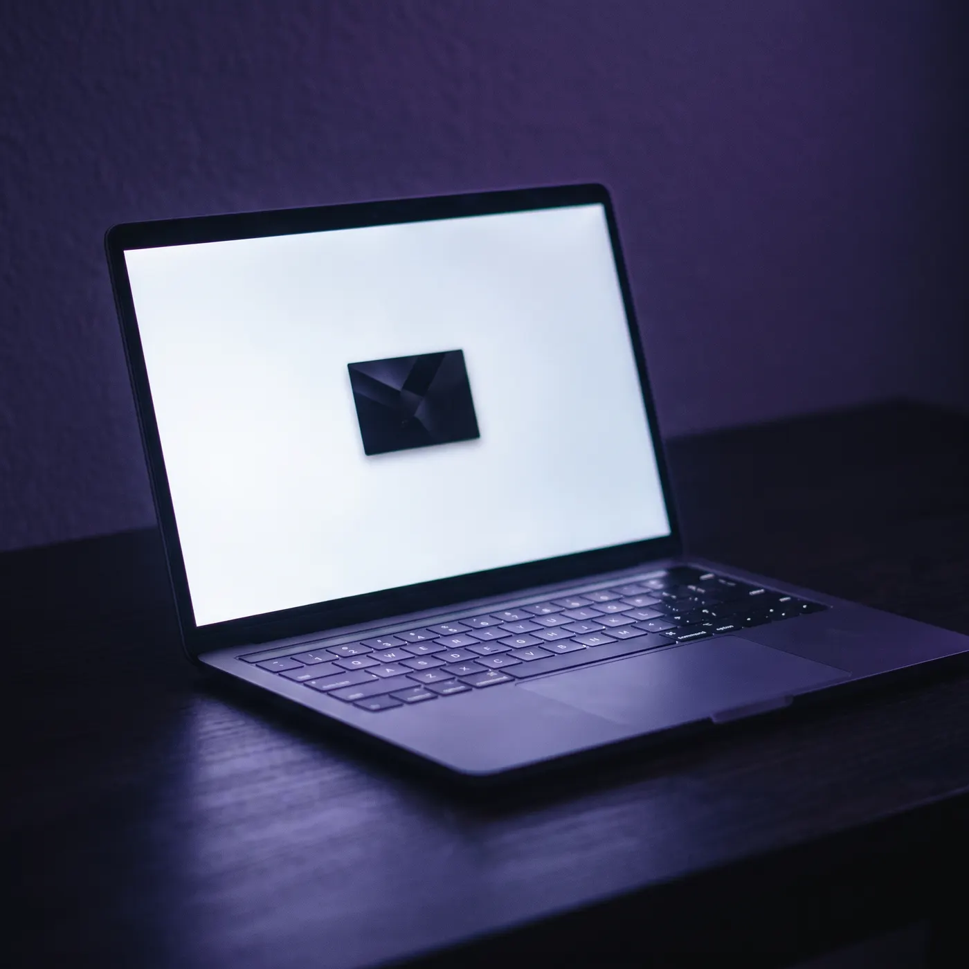 Laptop mostrando el diseño minimalista de una landing page